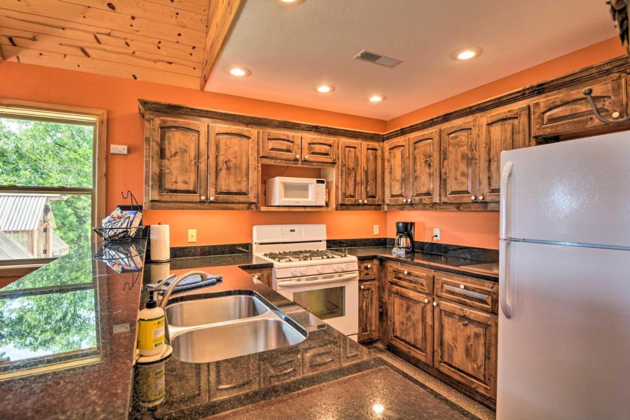 Spacious Log Cabin With Fire Pit And Game Room! Eureka Springs Ngoại thất bức ảnh