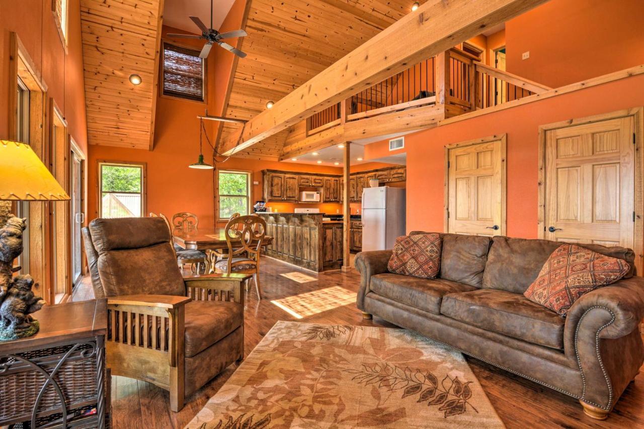 Spacious Log Cabin With Fire Pit And Game Room! Eureka Springs Ngoại thất bức ảnh