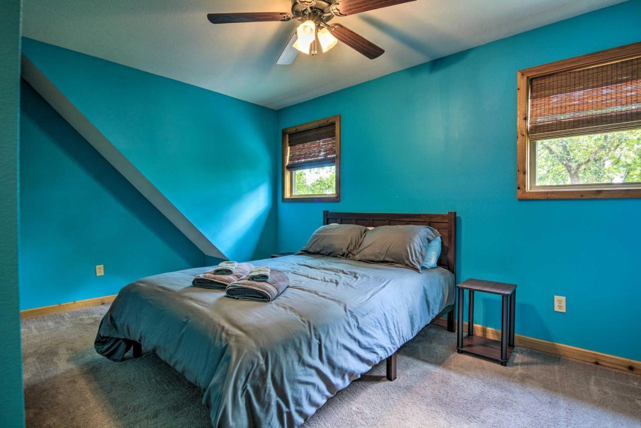 Spacious Log Cabin With Fire Pit And Game Room! Eureka Springs Ngoại thất bức ảnh