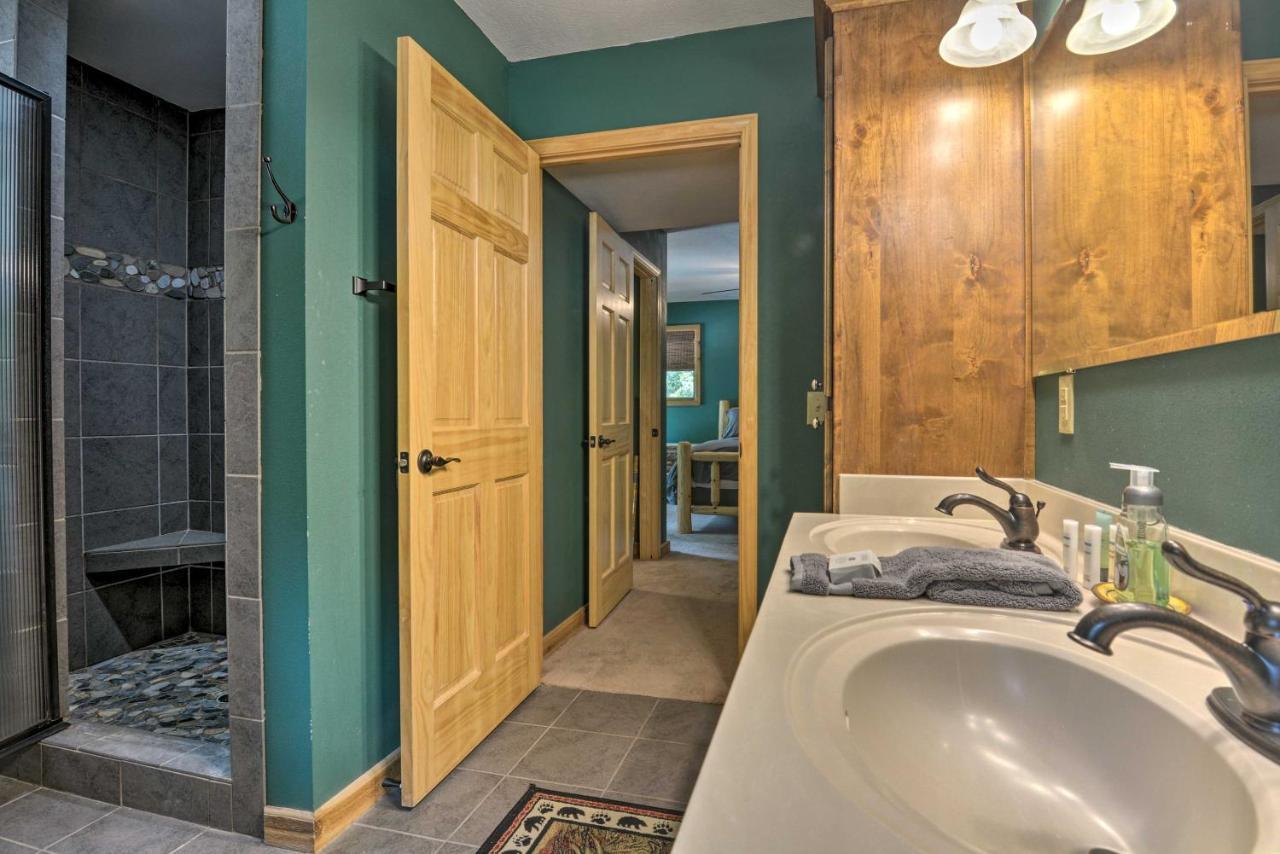 Spacious Log Cabin With Fire Pit And Game Room! Eureka Springs Ngoại thất bức ảnh